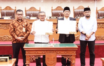 Sekda Batam Jefridin bersama ketua II DPRD Batam Muhammad Kamaluddin (di).